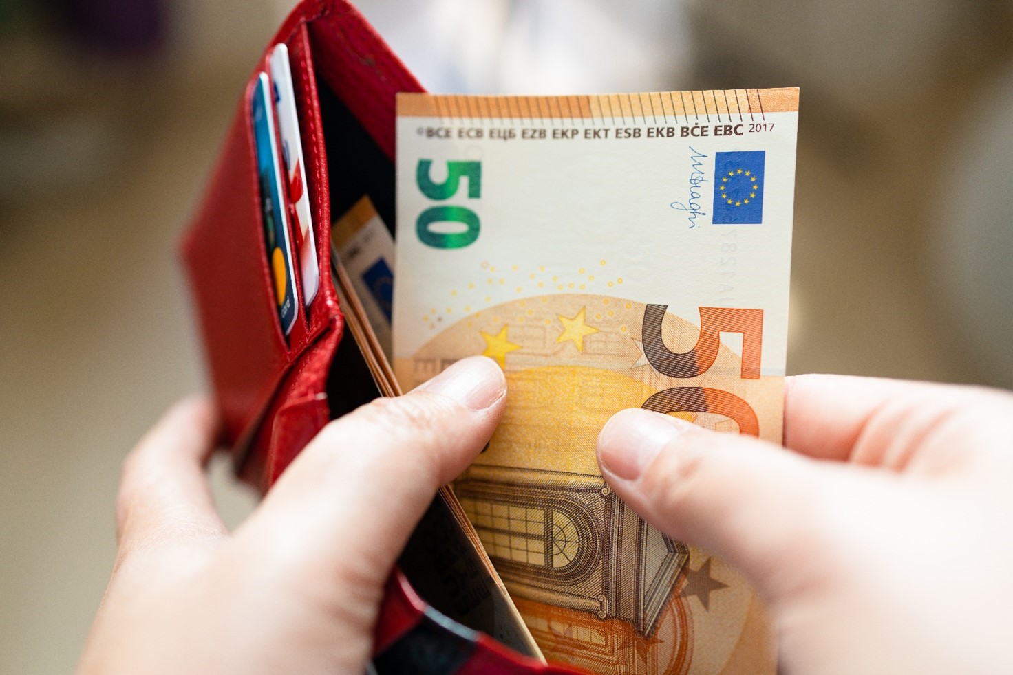 Portafoglio con banconota da 50 euro