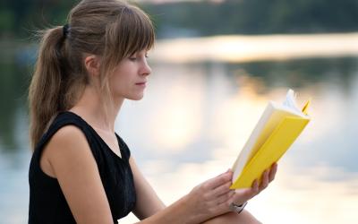 Ragazza con un libro