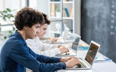 due ragazzi lavorando sul pc