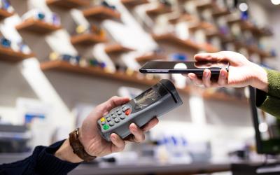 Gli italiani abbandonano il contante più velocemente degli altri europei